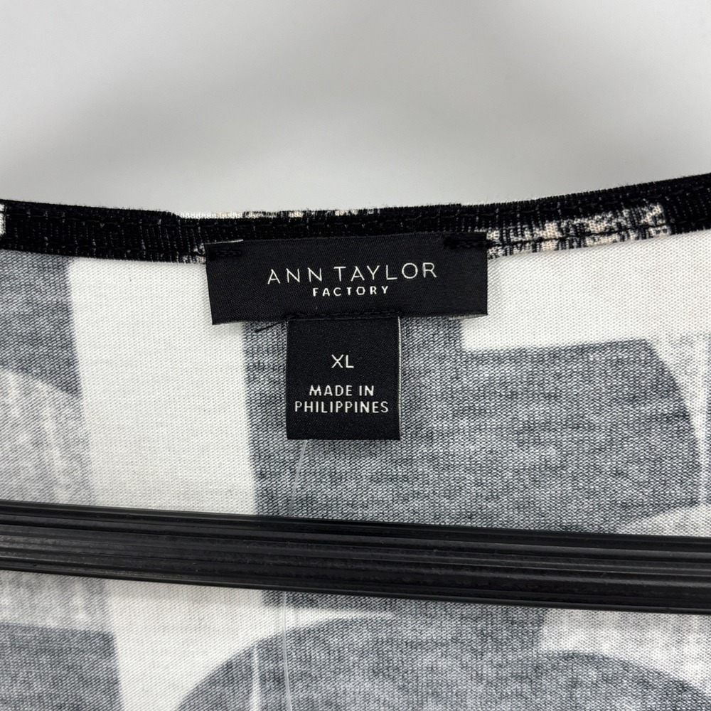 Ann Taylor Women's Black & White Geometric Abstract Top Blouse‎ Sz XL NWT - Picture 4 of 7